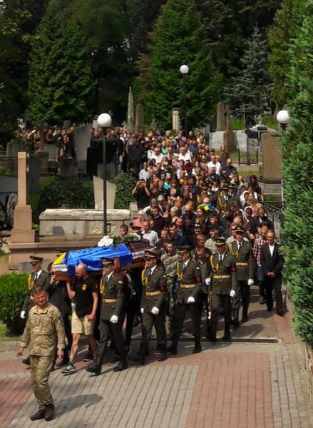 "Похоронить как викинга": во Львове группа неизвестных пыталась сорвать похороны 21-летнего бойца