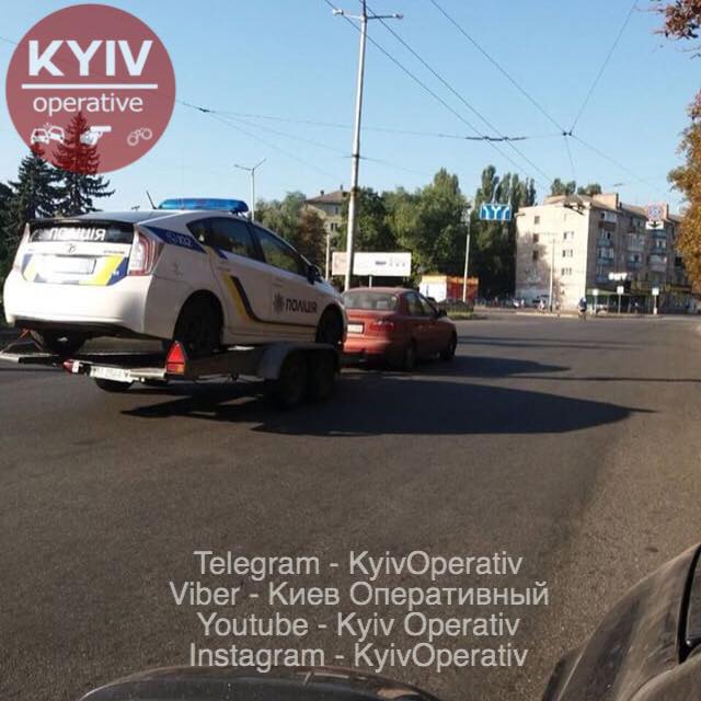 "Портал в параллельную реальность": в Чернигове "евробляха" увезла авто патрульных (фото)