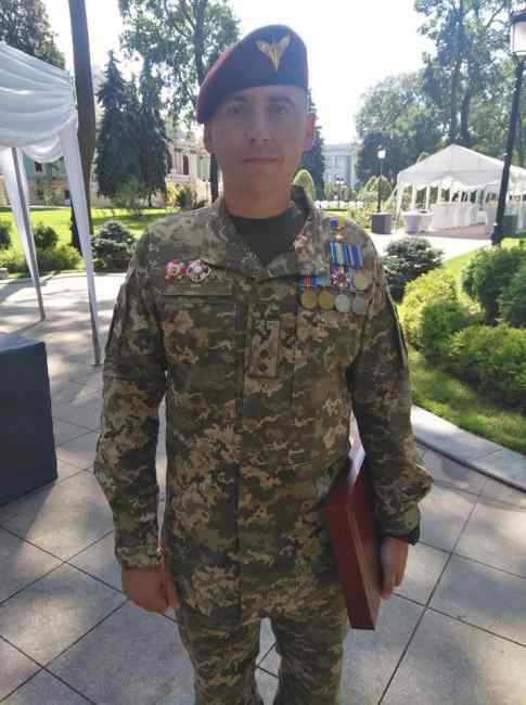 "Прошел ад войны": в сети рассказали о бойце, который на параде получил наивысшую награду