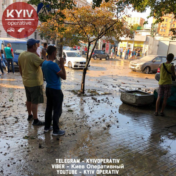 Горячая вода "в свободном доступе": в центре Киева произошел прорыв трубы (фото, видео)