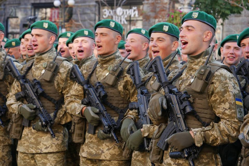 Военный курсант сделал предложение своей девушке прямо на параде ко Дню Независимости (фото, видео)