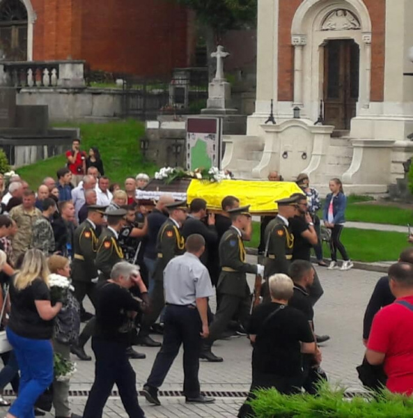 "Похоронить как викинга": во Львове группа неизвестных пыталась сорвать похороны 21-летнего бойца