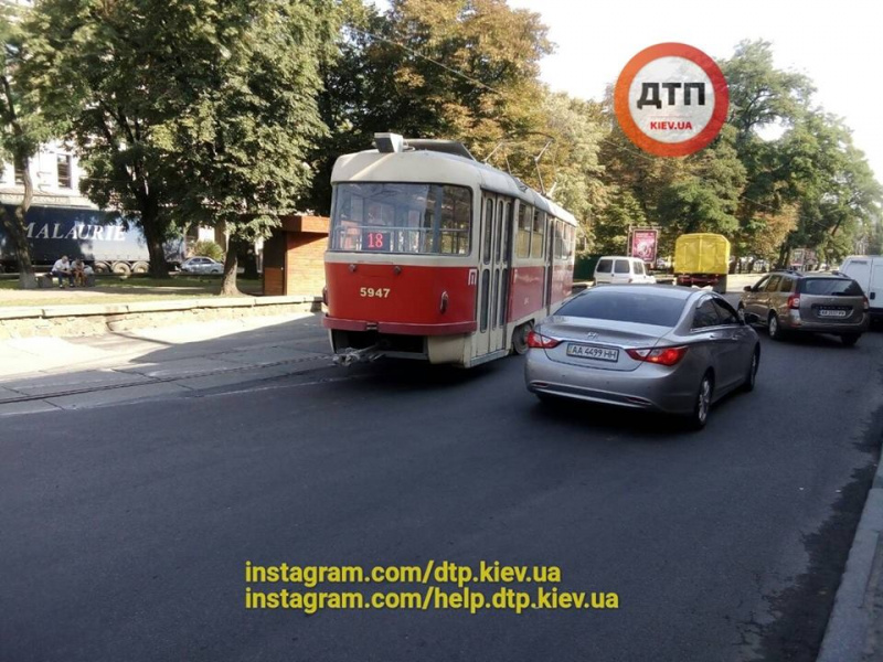 ЧП в Киеве: на Подоле с рельс сошел трамвай (фото)