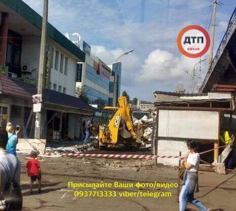 "Давно пора": в Киеве сносят Шулявский рынок (фото)