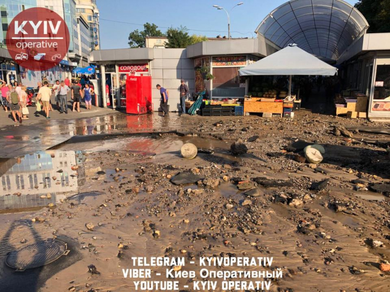 Горячая вода "в свободном доступе": в центре Киева произошел прорыв трубы (фото, видео)