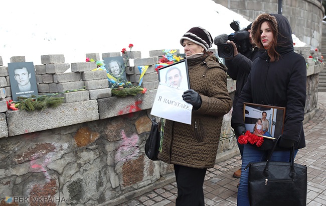 &quot;Я пам’ятаю&quot;: у центрі Києва влаштували &quot;живий ланцюг&quot; на честь загиблих на Майдані (фоторепортаж)