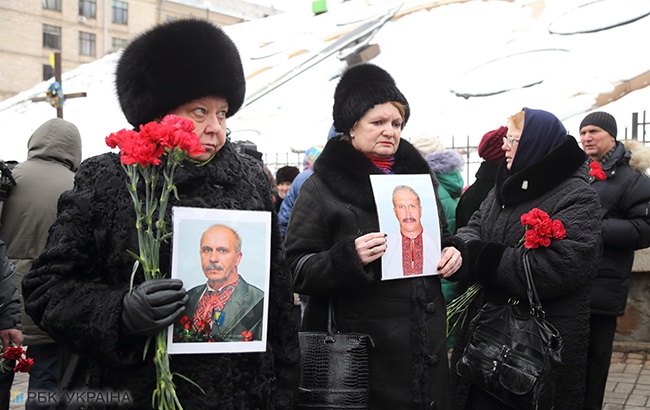 &quot;Я пам’ятаю&quot;: у центрі Києва влаштували &quot;живий ланцюг&quot; на честь загиблих на Майдані (фоторепортаж)