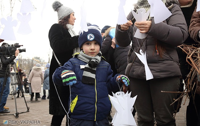 В пам'ять про Небесну Сотню: в центрі Києва розвісили паперових ангелів (фоторепортаж)