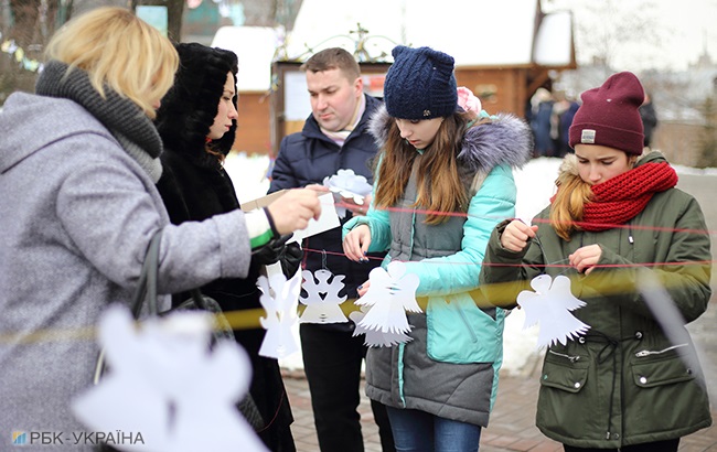 В пам'ять про Небесну Сотню: в центрі Києва розвісили паперових ангелів (фоторепортаж)