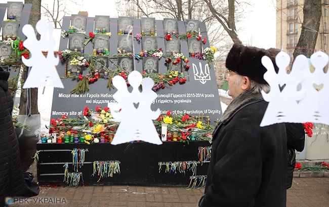 В пам'ять про Небесну Сотню: в центрі Києва розвісили паперових ангелів (фоторепортаж)