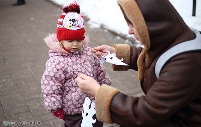 В пам'ять про Небесну Сотню: в центрі Києва розвісили паперових ангелів (фоторепортаж)