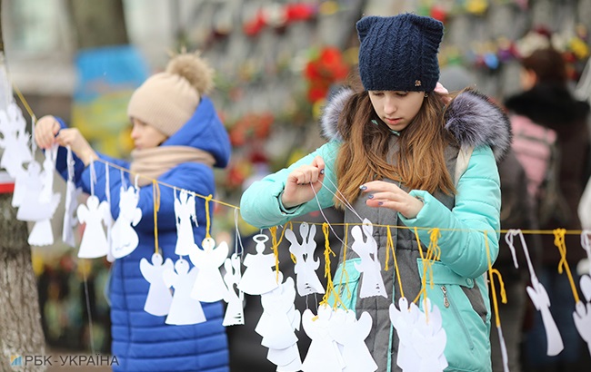 В пам'ять про Небесну Сотню: в центрі Києва розвісили паперових ангелів (фоторепортаж)
