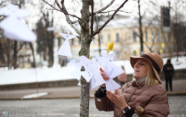 В пам'ять про Небесну Сотню: в центрі Києва розвісили паперових ангелів (фоторепортаж)