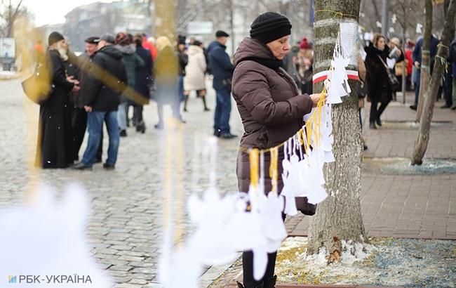 В пам'ять про Небесну Сотню: в центрі Києва розвісили паперових ангелів (фоторепортаж)