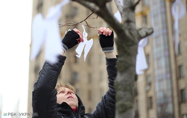 В пам'ять про Небесну Сотню: в центрі Києва розвісили паперових ангелів (фоторепортаж)