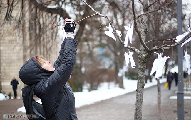 В пам'ять про Небесну Сотню: в центрі Києва розвісили паперових ангелів (фоторепортаж)