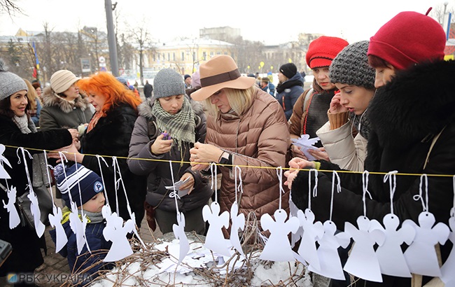 В пам'ять про Небесну Сотню: в центрі Києва розвісили паперових ангелів (фоторепортаж)