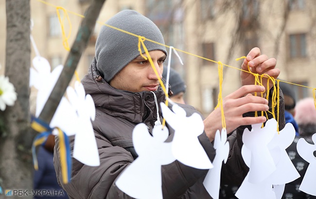 В пам'ять про Небесну Сотню: в центрі Києва розвісили паперових ангелів (фоторепортаж)