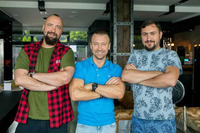 "Бородачи и качек": Винник показал "волчицам" своих друзей (фото)