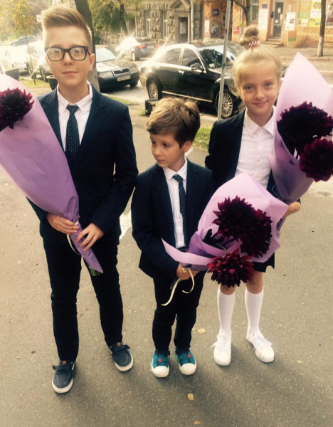 &quot;Какие славные&quot;: Снежана Егорова опубликовала фото со своими детьми на школьной линейке