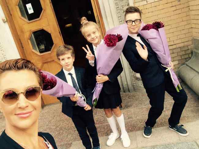 Звездные родители первоклассников: кто из знаменитостей отвел детей в школу (фото)