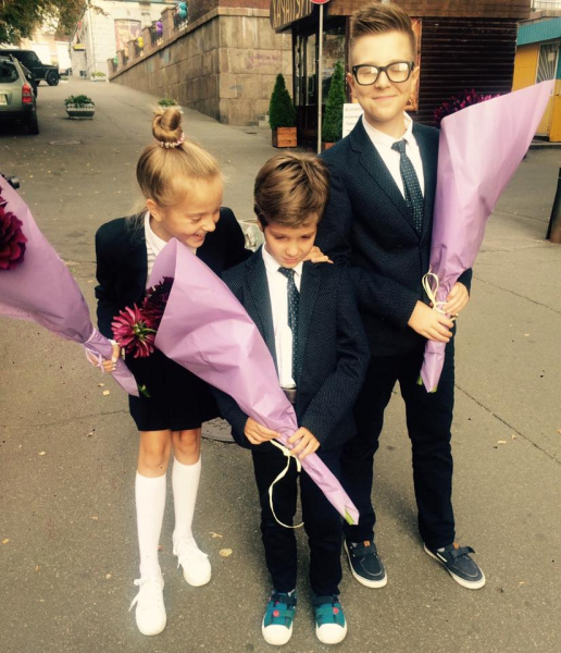 &quot;Какие славные&quot;: Снежана Егорова опубликовала фото со своими детьми на школьной линейке