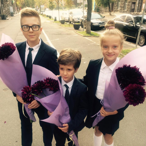 &quot;Какие славные&quot;: Снежана Егорова опубликовала фото со своими детьми на школьной линейке