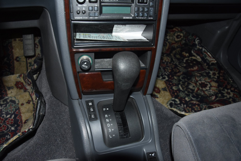 "Коврики зачетные": в Одессе нашли раритетный лимузин экс-президента Украины (фото)