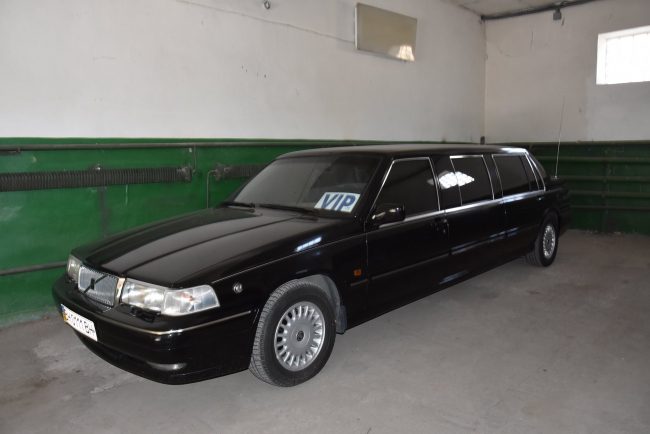 "Коврики зачетные": в Одессе нашли раритетный лимузин экс-президента Украины (фото)