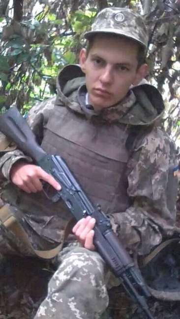 Встретили на коленях: во Львове почтили память погибшего на Донбассе 20-летнего воина (фото)