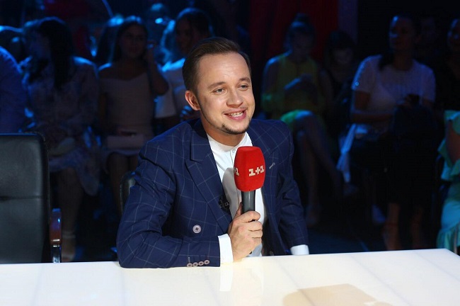 Ведущий Артем Гагарин