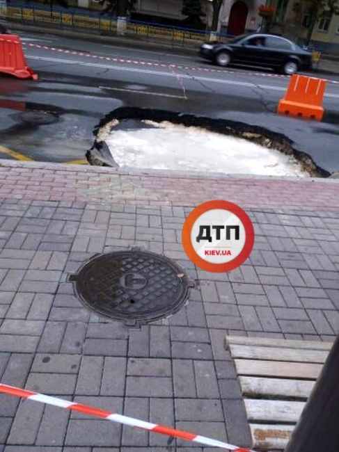 "Айда на водоем": в центре Киева прорвало трубу (фото, видео)