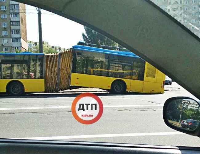 &quot;Переломался пополам&quot;: в Киеве во время движения развалился троллейбус (фото)