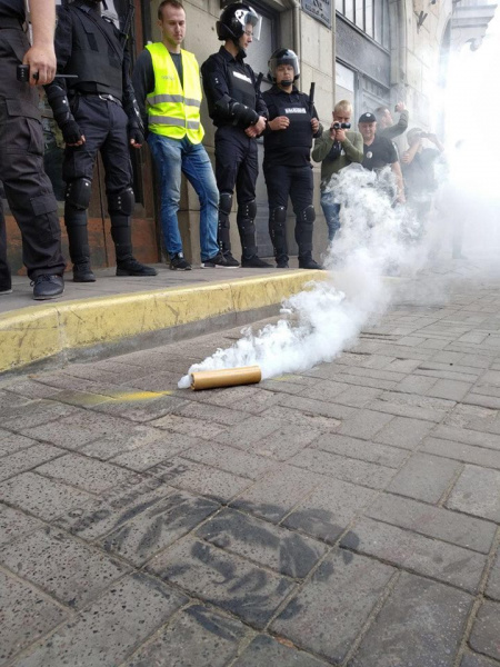 "Хто замовив Катю Гандзюк?": во Львове прошло заседание суда над активистом, который нарисовал граффити