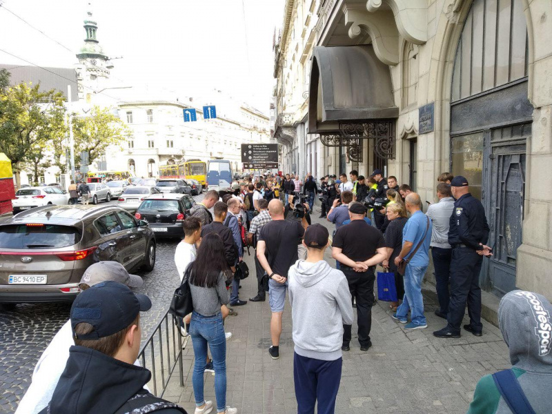 "Хто замовив Катю Гандзюк?": во Львове прошло заседание суда над активистом, который нарисовал граффити