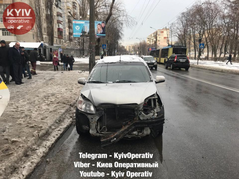 "Хотели без очереди": в Киеве возмутились водителем, который въехал в отделение банка (фото)
