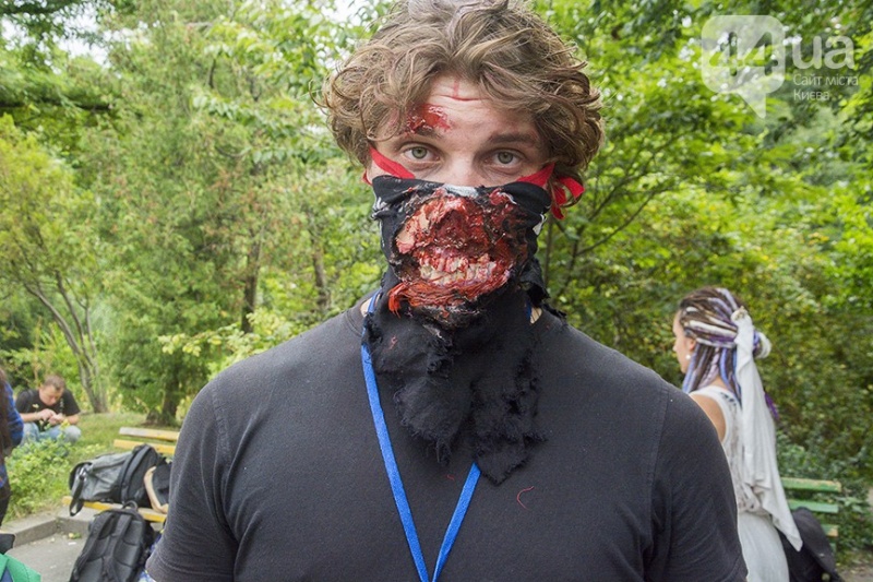 У центрі Києва пройшов страшний зомбі-парад