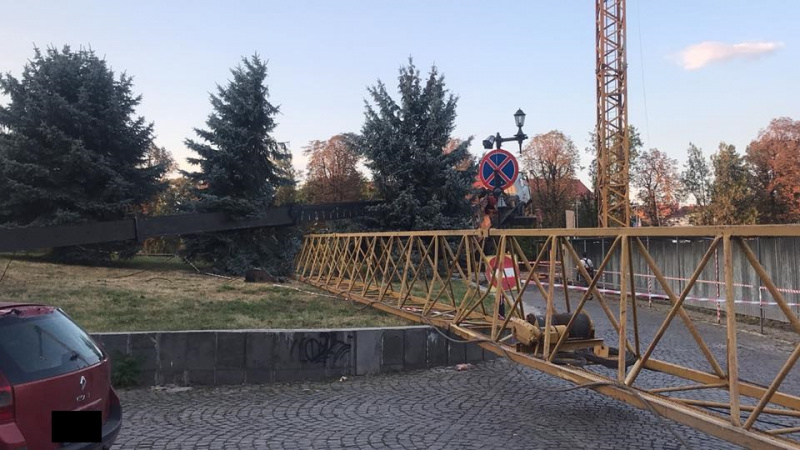 &quot;КамАЗ стал на дыбы&quot;: в центре Ужгорода упал строительный кран (видео)