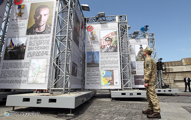 День пам'яті та примирення: у Києві відкрили фотовиставку "Герої" (фоторепортаж)