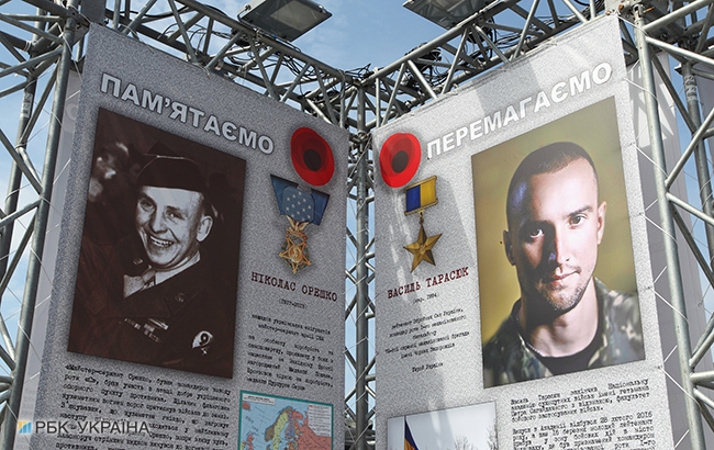 День пам'яті та примирення: у Києві відкрили фотовиставку "Герої" (фоторепортаж)