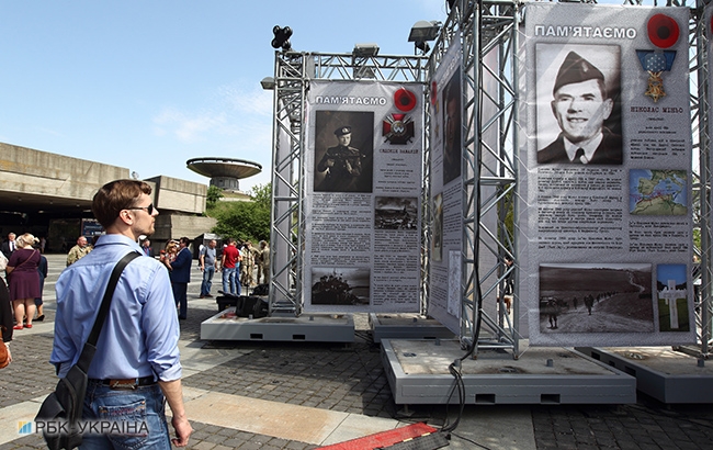 День пам'яті та примирення: у Києві відкрили фотовиставку "Герої" (фоторепортаж)