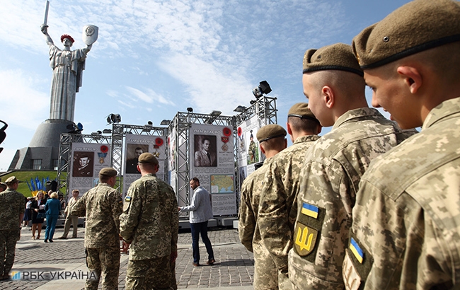 День пам'яті та примирення: у Києві відкрили фотовиставку "Герої" (фоторепортаж)