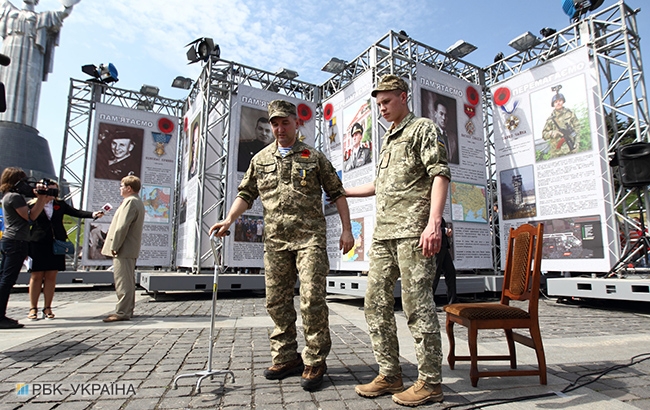 День пам'яті та примирення: у Києві відкрили фотовиставку "Герої" (фоторепортаж)