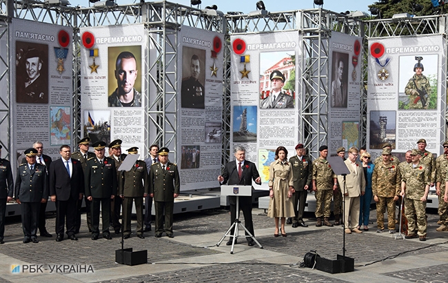 День пам'яті та примирення: у Києві відкрили фотовиставку "Герої" (фоторепортаж)
