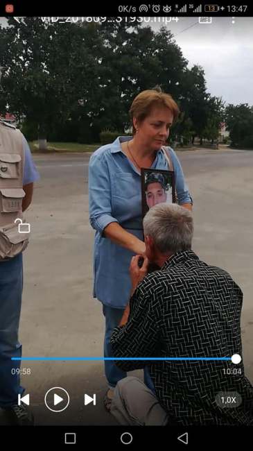 "Воспитывать уважение каждый день": водителя, отказавшего в льготном проезде матери погибшего бойца, заставили на коленях целовать ей руки (фото)