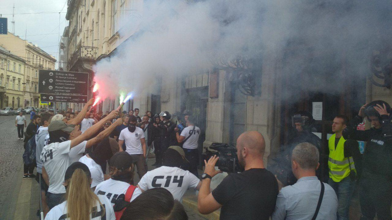 "Хто замовив Катю Гандзюк?": во Львове прошло заседание суда над активистом, который нарисовал граффити