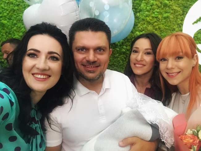 Зворушливі моменти: відома телеведуча привітала Тарабарову з народженням сина