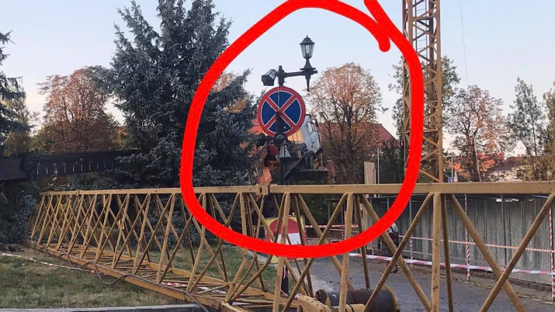 &quot;КамАЗ стал на дыбы&quot;: в центре Ужгорода упал строительный кран (видео)