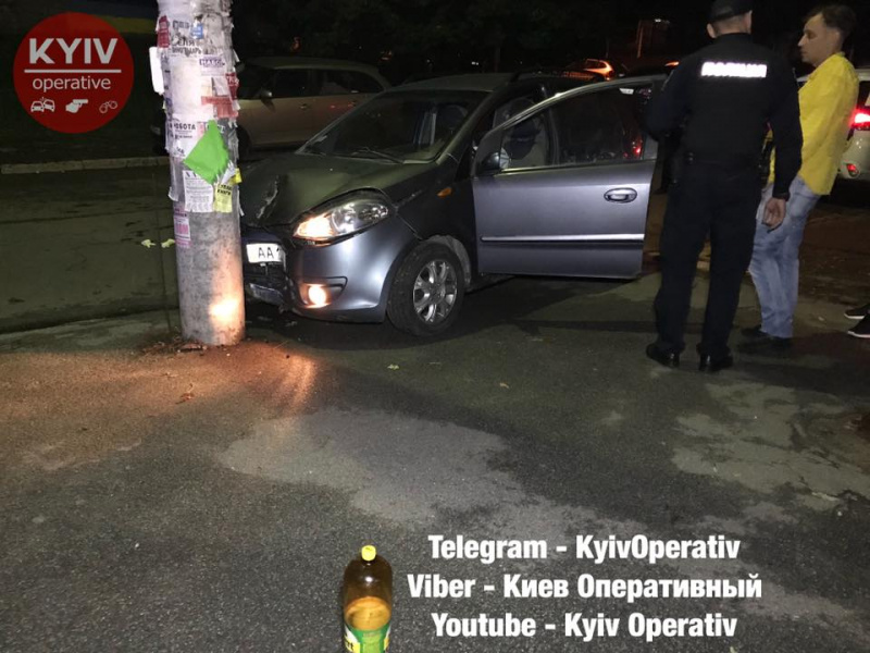 "Не стоит на ногах": в Киеве пьяная женщина-водитель протаранила столб (фото)