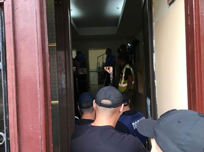 Экс-ректор ОНМедУ Запорожан пошел на штурм вуза и заблокировал выдачу зарплат и стипендий